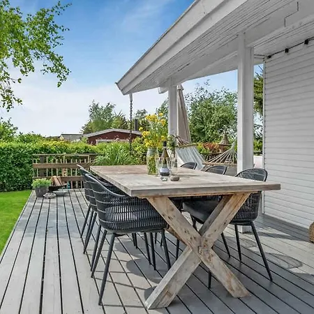 Bright And Cozy Summer On A Secluded Plot كيرتيمايند
